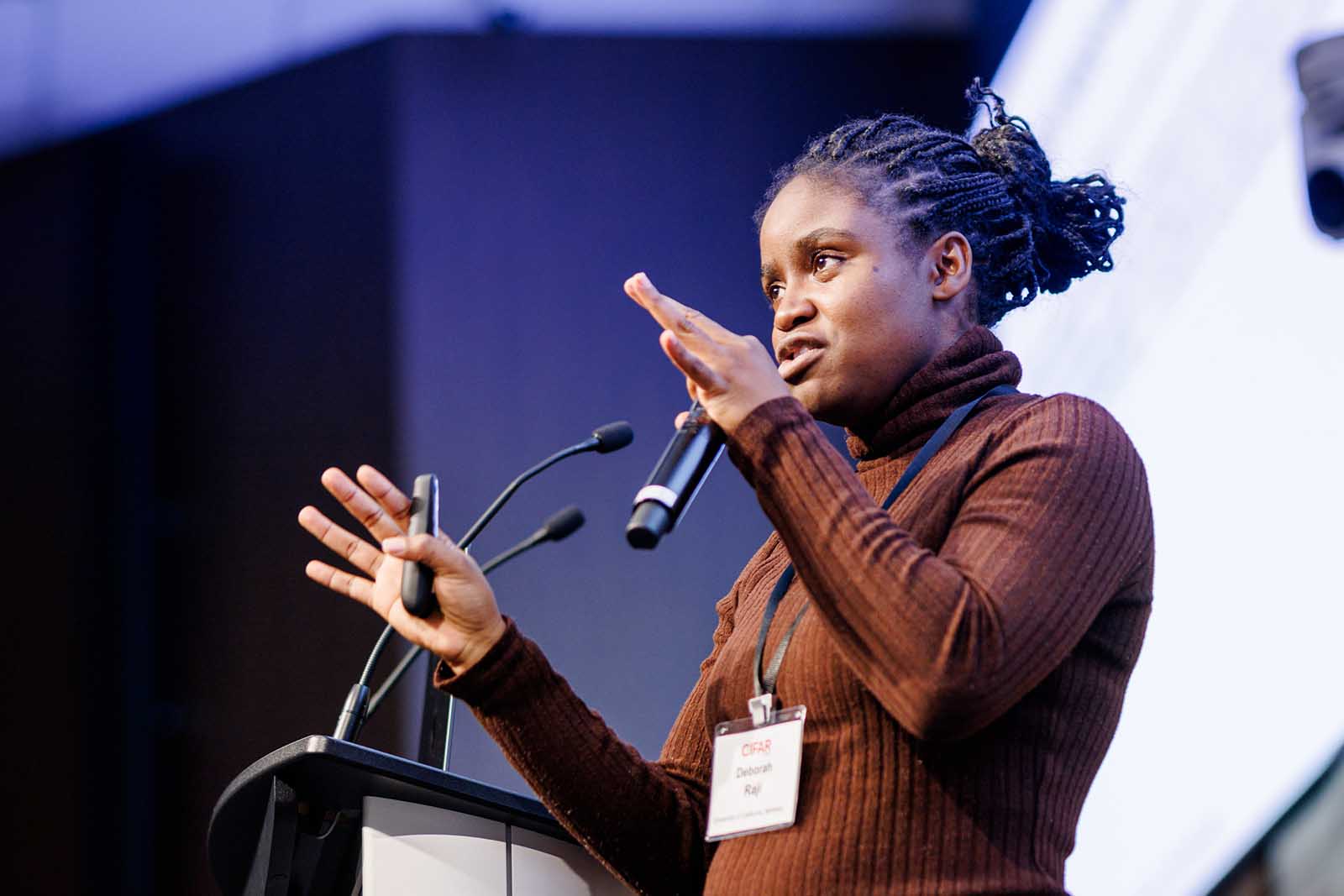 L’informaticienne de renom Deborah Raji (Mozilla) aborde les dimensions sociotechniques de la sécurité de l’IA à l’occasion de la première réunion annuelle du programme de recherche de l’ICSIA en octobre 2025.